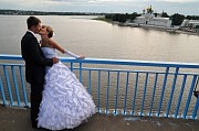 Влюбленная пара на мосту, около Ипатьевского монастыря